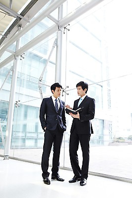 포토 JPG 전신 라이프스타일 남자 맨라이프 포즈 상의 비즈니스 모션 협력 문구용품 함께함 건물안 실내 대화 서기 들기 사람 동양인 정장 20대 성인 두명 라이프 비즈니스라이프 필기구 볼펜 다이어리 한국인 메모지 업무 도움 직장인 비즈니스맨 작업실 발전 목표 토론 동료 열정 의견 남자만 성인남자만 청년만 청년남자만 성인만 국내포토 직업 옷 감정 컨셉 관계 말하기 인종 청년 내부 생활 펜 사무용품 작업 오브젝트 파일형식