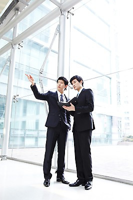 포토 JPG 전신 라이프스타일 남자 맨라이프 포즈 상의 비즈니스 모션 협력 문구용품 함께함 건물안 실내 대화 서기 들기 사람 동양인 정장 손짓 20대 성인 두명 라이프 비즈니스라이프 필기구 볼펜 다이어리 한국인 가리킴 메모지 업무 도움 직장인 비즈니스맨 작업실 발전 목표 토론 동료 열정 의견 남자만 성인남자만 청년만 청년남자만 성인만 국내포토 직업 옷 감정 컨셉 관계 말하기 인종 청년 내부 생활 펜 사무용품 작업 오브젝트 파일형식