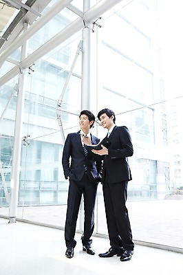 포토 JPG 전신 라이프스타일 남자 맨라이프 포즈 상의 비즈니스 모션 협력 문구용품 함께함 건물안 실내 대화 서기 들기 사람 동양인 정장 20대 성인 두명 라이프 비즈니스라이프 필기구 볼펜 다이어리 한국인 메모지 업무 도움 직장인 비즈니스맨 작업실 발전 목표 토론 동료 열정 의견 남자만 성인남자만 청년만 청년남자만 성인만 국내포토 직업 옷 감정 컨셉 관계 말하기 인종 청년 내부 생활 펜 사무용품 작업 오브젝트 파일형식