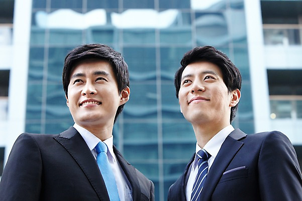 포토 JPG 라이프스타일 남자 맨라이프 포즈 비즈니스 모션 협력 함께함 서기 미소 웃음 사람 동양인 정장 빌딩 상반신 20대 성인 야외 두명 건물 라이프 비즈니스라이프 한국인 도움 직장인 비즈니스맨 발전 목표 동료 열정 남자만 성인남자만 청년만 청년남자만 성인만 국내포토 직업 건축물 옷 감정 컨셉 관계 표정 인종 청년 생활 파일형식