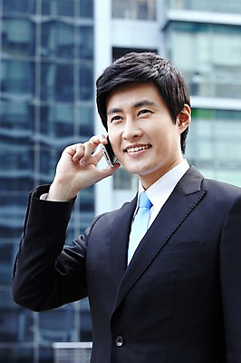포토 JPG 라이프스타일 남자 맨라이프 포즈 비즈니스 모션 한명 서기 미소 웃음 들기 사람 동양인 정장 빌딩 상반신 20대 성인 야외 건물 라이프 비즈니스라이프 스마트폰 핸드폰 한국인 업무 직장인 비즈니스맨 작업실 통화 남자만 남자한명만 성인남자만 청년만 청년남자만 청년남자한명만 성인한명만 성인남자한명만 성인만 국내포토 직업 1 건축물 옷 표정 인종 청년 생활 전자제품 스마트기기 작업 파일형식