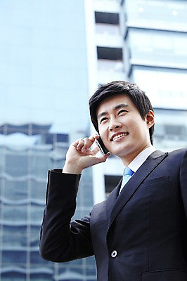 포토 JPG 라이프스타일 남자 맨라이프 포즈 비즈니스 모션 한명 서기 미소 웃음 들기 사람 동양인 정장 빌딩 상반신 20대 성인 야외 건물 라이프 비즈니스라이프 스마트폰 핸드폰 한국인 업무 직장인 비즈니스맨 작업실 통화 남자만 남자한명만 성인남자만 청년만 청년남자만 청년남자한명만 성인한명만 성인남자한명만 성인만 국내포토 직업 1 건축물 옷 표정 인종 청년 생활 전자제품 스마트기기 작업 파일형식