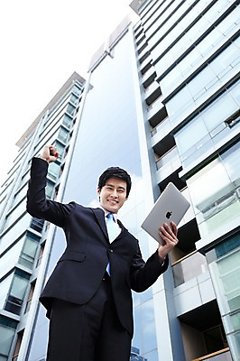 포토 JPG 라이프스타일 남자 로우앵글 맨라이프 포즈 비즈니스 모션 한명 서기 미소 웃음 들기 사람 동양인 정장 손짓 빌딩 상반신 20대 성인 야외 건물 라이프 비즈니스라이프 컴퓨터 태블릿 파이팅 한국인 업무 직장인 비즈니스맨 작업실 남자만 남자한명만 성인남자만 청년만 청년남자만 청년남자한명만 성인한명만 성인남자한명만 성인만 국내포토 직업 1 건축물 옷 뷰포인트 표정 인종 청년 생활 전자제품 스마트기기 작업 파일형식