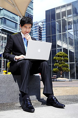 포토 JPG 전신 라이프스타일 남자 맨라이프 포즈 비즈니스 모션 한명 미소 웃음 들기 사람 앉기 동양인 정장 손짓 빌딩 상반신 20대 성인 야외 건물 라이프 비즈니스라이프 노트북 컴퓨터 한국인 업무 직장인 비즈니스맨 작업실 남자만 남자한명만 성인남자만 청년만 청년남자만 청년남자한명만 성인한명만 성인남자한명만 성인만 국내포토 직업 1 건축물 옷 표정 인종 청년 생활 전자제품 작업 파일형식