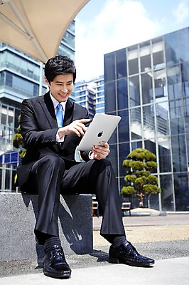 포토 JPG 전신 구름 라이프스타일 남자 맨라이프 포즈 비즈니스 모션 하늘 한명 미소 웃음 들기 사람 앉기 동양인 정장 손짓 빌딩 상반신 20대 성인 야외 건물 라이프 비즈니스라이프 컴퓨터 태블릿 한국인 업무 직장인 비즈니스맨 작업실 남자만 남자한명만 성인남자만 청년만 청년남자만 청년남자한명만 성인한명만 성인남자한명만 성인만 국내포토 자연요소 직업 1 건축물 옷 표정 인종 청년 생활 전자제품 스마트기기 작업 파일형식