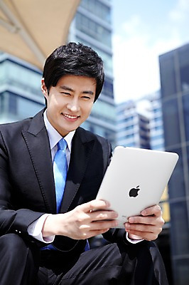 포토 JPG 라이프스타일 남자 로우앵글 맨라이프 포즈 비즈니스 모션 한명 미소 웃음 들기 사람 앉기 동양인 정장 빌딩 상반신 20대 성인 야외 건물 라이프 비즈니스라이프 컴퓨터 태블릿 한국인 업무 직장인 비즈니스맨 작업실 남자만 남자한명만 성인남자만 청년만 청년남자만 청년남자한명만 성인한명만 성인남자한명만 성인만 국내포토 직업 1 건축물 옷 뷰포인트 표정 인종 청년 생활 전자제품 스마트기기 작업 파일형식