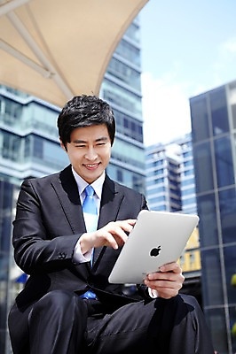 포토 JPG 라이프스타일 남자 로우앵글 맨라이프 포즈 비즈니스 모션 한명 미소 웃음 들기 사람 앉기 동양인 정장 빌딩 상반신 20대 성인 야외 건물 라이프 비즈니스라이프 컴퓨터 태블릿 한국인 업무 직장인 비즈니스맨 작업실 남자만 남자한명만 성인남자만 청년만 청년남자만 청년남자한명만 성인한명만 성인남자한명만 성인만 국내포토 직업 1 건축물 옷 뷰포인트 표정 인종 청년 생활 전자제품 스마트기기 작업 파일형식