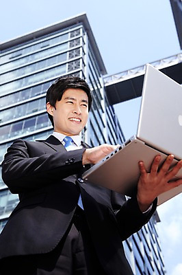 포토 JPG 라이프스타일 남자 로우앵글 맨라이프 포즈 비즈니스 모션 한명 서기 미소 웃음 들기 사람 동양인 정장 빌딩 상반신 20대 성인 야외 건물 라이프 비즈니스라이프 노트북 컴퓨터 한국인 업무 직장인 비즈니스맨 작업실 남자만 남자한명만 성인남자만 청년만 청년남자만 청년남자한명만 성인한명만 성인남자한명만 성인만 국내포토 직업 1 건축물 옷 뷰포인트 표정 인종 청년 생활 전자제품 작업 파일형식