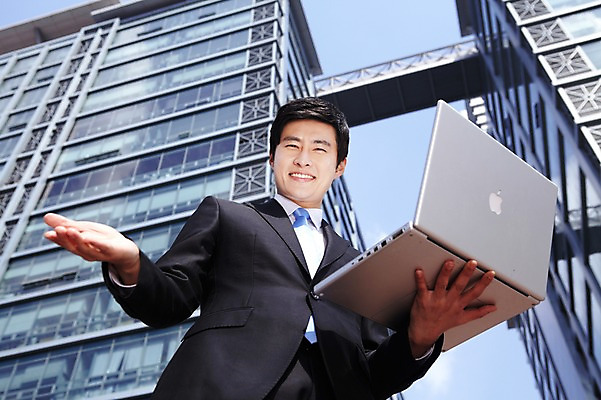 포토 JPG 라이프스타일 남자 로우앵글 맨라이프 포즈 비즈니스 모션 한명 서기 미소 웃음 들기 사람 동양인 정장 손짓 빌딩 상반신 20대 성인 야외 건물 라이프 비즈니스라이프 노트북 컴퓨터 한국인 업무 직장인 비즈니스맨 작업실 남자만 남자한명만 성인남자만 청년만 청년남자만 청년남자한명만 성인한명만 성인남자한명만 성인만 국내포토 직업 1 건축물 옷 뷰포인트 표정 인종 청년 생활 전자제품 작업 파일형식