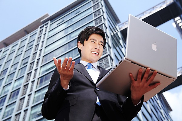 포토 JPG 라이프스타일 남자 로우앵글 맨라이프 포즈 비즈니스 모션 한명 서기 미소 웃음 들기 사람 동양인 정장 손짓 빌딩 상반신 20대 성인 야외 건물 라이프 비즈니스라이프 노트북 컴퓨터 한국인 업무 직장인 비즈니스맨 작업실 남자만 남자한명만 성인남자만 청년만 청년남자만 청년남자한명만 성인한명만 성인남자한명만 성인만 국내포토 직업 1 건축물 옷 뷰포인트 표정 인종 청년 생활 전자제품 작업 파일형식