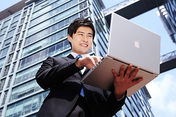 포토 JPG 라이프스타일 남자 로우앵글 맨라이프 포즈 비즈니스 모션 한명 서기 미소 웃음 들기 사람 동양인 정장 빌딩 상반신 20대 성인 야외 건물 라이프 비즈니스라이프 노트북 컴퓨터 한국인 업무 직장인 비즈니스맨 작업실 남자만 남자한명만 성인남자만 청년만 청년남자만 청년남자한명만 성인한명만 성인남자한명만 성인만 국내포토 직업 1 건축물 옷 뷰포인트 표정 인종 청년 생활 전자제품 작업 파일형식