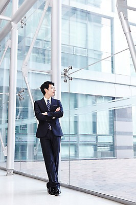 포토 JPG 전신 라이프스타일 남자 맨라이프 포즈 비즈니스 모션 건물안 실내 한명 서기 사람 동양인 정장 손짓 20대 성인 라이프 비즈니스라이프 팔짱 기댐 한국인 업무 직장인 비즈니스맨 작업실 남자만 남자한명만 성인남자만 청년만 청년남자만 청년남자한명만 성인한명만 성인남자한명만 성인만 국내포토 직업 1 옷 인종 청년 내부 생활 작업 파일형식
