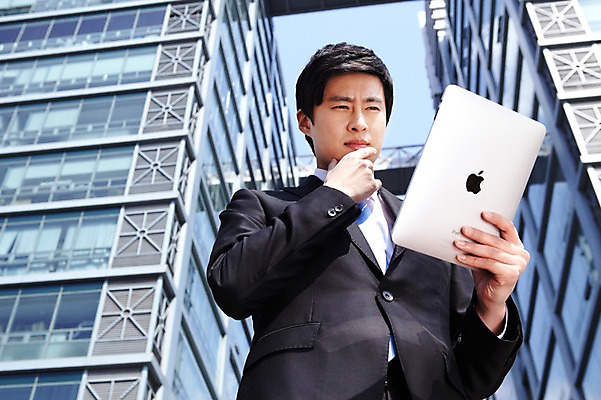 포토 JPG 라이프스타일 남자 로우앵글 맨라이프 포즈 비즈니스 모션 한명 서기 들기 사람 동양인 정장 손짓 빌딩 상반신 20대 성인 야외 건물 라이프 비즈니스라이프 컴퓨터 태블릿 한국인 업무 직장인 비즈니스맨 작업실 남자만 남자한명만 성인남자만 청년만 청년남자만 청년남자한명만 성인한명만 성인남자한명만 성인만 국내포토 직업 1 건축물 옷 뷰포인트 인종 청년 생활 전자제품 스마트기기 작업 파일형식