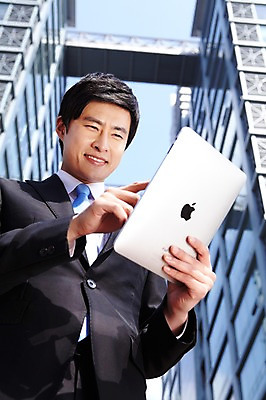 포토 JPG 라이프스타일 남자 로우앵글 맨라이프 포즈 비즈니스 모션 한명 서기 미소 웃음 들기 사람 동양인 정장 손짓 빌딩 상반신 20대 성인 야외 건물 라이프 비즈니스라이프 컴퓨터 태블릿 한국인 업무 직장인 비즈니스맨 작업실 남자만 남자한명만 성인남자만 청년만 청년남자만 청년남자한명만 성인한명만 성인남자한명만 성인만 국내포토 직업 1 건축물 옷 뷰포인트 표정 인종 청년 생활 전자제품 스마트기기 작업 파일형식