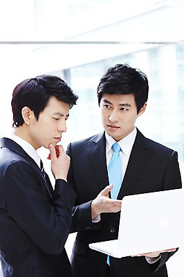 포토 JPG 라이프스타일 남자 맨라이프 포즈 상의 비즈니스 모션 협력 함께함 건물안 실내 대화 서기 들기 사람 동양인 정장 상반신 20대 성인 두명 라이프 비즈니스라이프 노트북 컴퓨터 한국인 업무 도움 직장인 비즈니스맨 작업실 발전 목표 토론 동료 열정 의견 남자만 성인남자만 청년만 청년남자만 성인만 국내포토 직업 옷 감정 컨셉 관계 말하기 인종 청년 내부 생활 전자제품 작업 파일형식