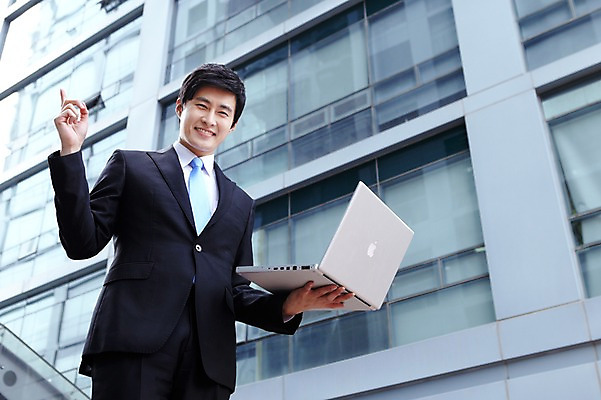 포토 JPG 라이프스타일 남자 로우앵글 맨라이프 포즈 비즈니스 모션 한명 서기 미소 웃음 들기 사람 동양인 정장 손짓 빌딩 상반신 20대 성인 야외 건물 라이프 비즈니스라이프 노트북 컴퓨터 한국인 업무 직장인 비즈니스맨 작업실 남자만 남자한명만 성인남자만 청년만 청년남자만 청년남자한명만 성인한명만 성인남자한명만 성인만 국내포토 직업 1 건축물 옷 뷰포인트 표정 인종 청년 생활 전자제품 작업 파일형식