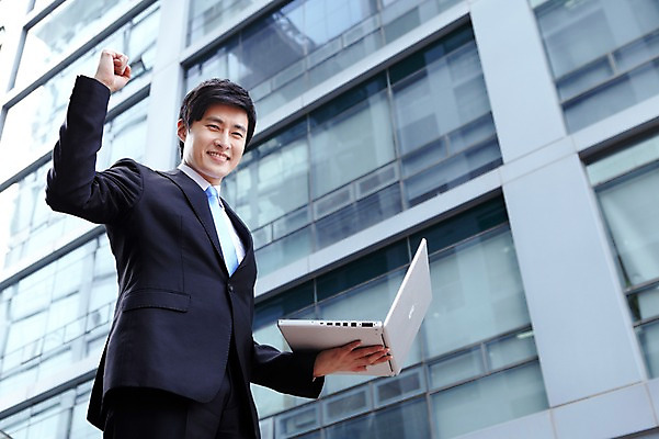 포토 JPG 라이프스타일 남자 로우앵글 맨라이프 포즈 비즈니스 모션 한명 서기 미소 웃음 들기 사람 동양인 정장 손짓 빌딩 상반신 20대 성인 야외 건물 라이프 비즈니스라이프 노트북 컴퓨터 파이팅 한국인 업무 직장인 비즈니스맨 작업실 남자만 남자한명만 성인남자만 청년만 청년남자만 청년남자한명만 성인한명만 성인남자한명만 성인만 국내포토 직업 1 건축물 옷 뷰포인트 표정 인종 청년 생활 전자제품 작업 파일형식