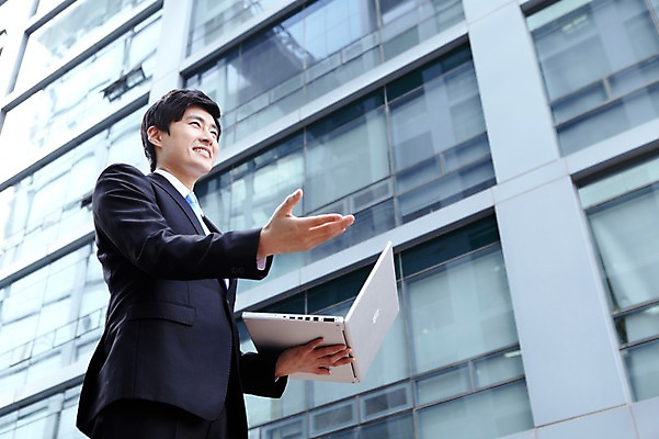 포토 JPG 라이프스타일 남자 로우앵글 맨라이프 포즈 비즈니스 모션 한명 서기 미소 웃음 들기 사람 동양인 정장 손짓 빌딩 상반신 20대 성인 야외 건물 라이프 비즈니스라이프 노트북 컴퓨터 한국인 업무 직장인 비즈니스맨 작업실 남자만 남자한명만 성인남자만 청년만 청년남자만 청년남자한명만 성인한명만 성인남자한명만 성인만 국내포토 직업 1 건축물 옷 뷰포인트 표정 인종 청년 생활 전자제품 작업 파일형식