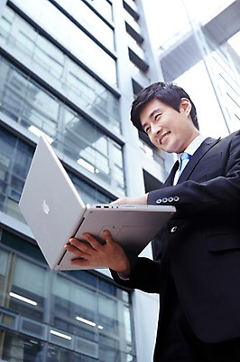 포토 JPG 라이프스타일 남자 로우앵글 맨라이프 포즈 비즈니스 모션 한명 서기 미소 웃음 들기 사람 동양인 정장 손짓 빌딩 상반신 20대 성인 야외 건물 라이프 비즈니스라이프 노트북 컴퓨터 한국인 업무 직장인 비즈니스맨 작업실 남자만 남자한명만 성인남자만 청년만 청년남자만 청년남자한명만 성인한명만 성인남자한명만 성인만 국내포토 직업 1 건축물 옷 뷰포인트 표정 인종 청년 생활 전자제품 작업 파일형식