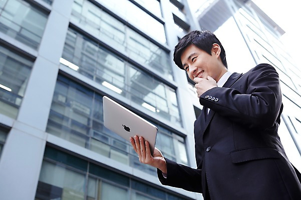 포토 JPG 라이프스타일 남자 로우앵글 맨라이프 포즈 비즈니스 모션 한명 서기 미소 웃음 들기 사람 동양인 정장 손짓 빌딩 상반신 20대 성인 야외 건물 라이프 비즈니스라이프 컴퓨터 태블릿 한국인 업무 직장인 비즈니스맨 작업실 남자만 남자한명만 성인남자만 청년만 청년남자만 청년남자한명만 성인한명만 성인남자한명만 성인만 국내포토 직업 1 건축물 옷 뷰포인트 표정 인종 청년 생활 전자제품 스마트기기 작업 파일형식