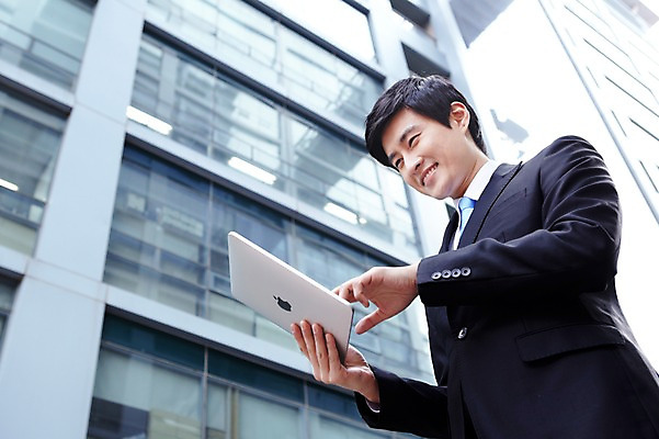 포토 JPG 라이프스타일 남자 로우앵글 맨라이프 포즈 비즈니스 모션 한명 서기 미소 웃음 들기 사람 동양인 정장 손짓 빌딩 상반신 20대 성인 야외 건물 라이프 비즈니스라이프 컴퓨터 태블릿 한국인 업무 직장인 비즈니스맨 작업실 남자만 남자한명만 성인남자만 청년만 청년남자만 청년남자한명만 성인한명만 성인남자한명만 성인만 국내포토 직업 1 건축물 옷 뷰포인트 표정 인종 청년 생활 전자제품 스마트기기 작업 파일형식