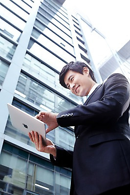 포토 JPG 라이프스타일 남자 로우앵글 맨라이프 포즈 비즈니스 모션 한명 서기 미소 웃음 들기 사람 동양인 정장 손짓 빌딩 상반신 20대 성인 야외 건물 라이프 비즈니스라이프 컴퓨터 태블릿 한국인 업무 직장인 비즈니스맨 작업실 남자만 남자한명만 성인남자만 청년만 청년남자만 청년남자한명만 성인한명만 성인남자한명만 성인만 국내포토 직업 1 건축물 옷 뷰포인트 표정 인종 청년 생활 전자제품 스마트기기 작업 파일형식