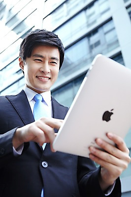 포토 JPG 라이프스타일 남자 로우앵글 맨라이프 포즈 비즈니스 모션 한명 서기 미소 웃음 들기 사람 동양인 정장 손짓 빌딩 상반신 20대 성인 야외 건물 라이프 비즈니스라이프 컴퓨터 태블릿 한국인 업무 직장인 비즈니스맨 작업실 남자만 남자한명만 성인남자만 청년만 청년남자만 청년남자한명만 성인한명만 성인남자한명만 성인만 국내포토 직업 1 건축물 옷 뷰포인트 표정 인종 청년 생활 전자제품 스마트기기 작업 파일형식