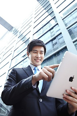포토 JPG 라이프스타일 남자 로우앵글 맨라이프 포즈 비즈니스 모션 한명 서기 미소 웃음 들기 사람 동양인 정장 손짓 빌딩 상반신 20대 성인 야외 건물 라이프 비즈니스라이프 컴퓨터 태블릿 한국인 업무 직장인 비즈니스맨 작업실 남자만 남자한명만 성인남자만 청년만 청년남자만 청년남자한명만 성인한명만 성인남자한명만 성인만 국내포토 직업 1 건축물 옷 뷰포인트 표정 인종 청년 생활 전자제품 스마트기기 작업 파일형식