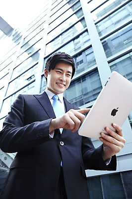 포토 JPG 라이프스타일 남자 로우앵글 맨라이프 포즈 비즈니스 모션 한명 서기 미소 웃음 들기 사람 동양인 정장 손짓 빌딩 상반신 20대 성인 야외 건물 라이프 비즈니스라이프 컴퓨터 태블릿 한국인 업무 직장인 비즈니스맨 작업실 남자만 남자한명만 성인남자만 청년만 청년남자만 청년남자한명만 성인한명만 성인남자한명만 성인만 국내포토 직업 1 건축물 옷 뷰포인트 표정 인종 청년 생활 전자제품 스마트기기 작업 파일형식