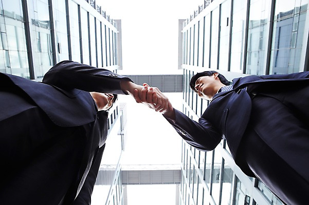 포토 JPG 라이프스타일 남자 로우앵글 맨라이프 포즈 비즈니스 모션 성공 회의 협력 악수 협상 서기 미소 웃음 사람 동양인 정장 손짓 빌딩 상반신 20대 성인 야외 두명 건물 라이프 비즈니스라이프 마주보기 거래 모임 한국인 직장인 비즈니스맨 목표 계획 열정 남자만 성인남자만 청년만 청년남자만 성인만 국내포토 직업 건축물 옷 감정 뷰포인트 컨셉 표정 인종 청년 생활 파일형식