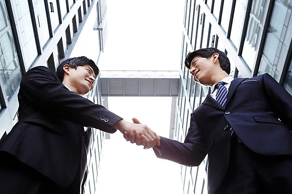 포토 JPG 라이프스타일 남자 로우앵글 맨라이프 포즈 비즈니스 모션 성공 회의 협력 악수 협상 서기 미소 웃음 사람 동양인 정장 손짓 빌딩 상반신 20대 성인 야외 두명 건물 라이프 비즈니스라이프 마주보기 거래 모임 한국인 직장인 비즈니스맨 목표 계획 열정 남자만 성인남자만 청년만 청년남자만 성인만 국내포토 직업 건축물 옷 감정 뷰포인트 컨셉 표정 인종 청년 생활 파일형식