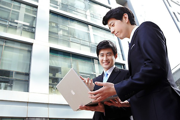 포토 JPG 라이프스타일 남자 로우앵글 맨라이프 포즈 상의 비즈니스 모션 협력 함께함 대화 서기 미소 웃음 들기 사람 동양인 정장 빌딩 상반신 20대 성인 야외 두명 건물 라이프 비즈니스라이프 노트북 컴퓨터 한국인 업무 도움 직장인 비즈니스맨 작업실 발전 목표 토론 동료 열정 의견 남자만 성인남자만 청년만 청년남자만 성인만 국내포토 직업 건축물 옷 감정 뷰포인트 컨셉 관계 표정 말하기 인종 청년 생활 전자제품 작업 파일형식
