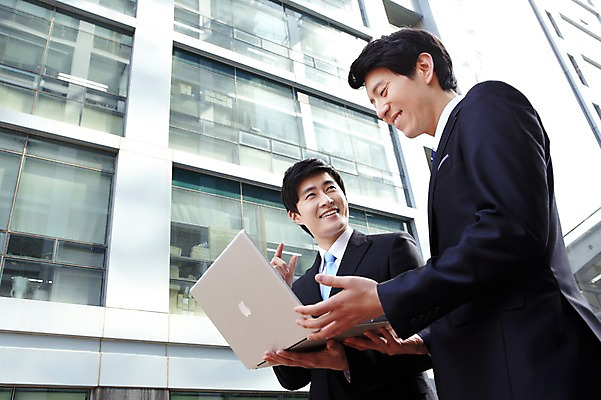 포토 JPG 라이프스타일 남자 로우앵글 맨라이프 포즈 상의 비즈니스 모션 협력 함께함 대화 서기 미소 웃음 들기 사람 동양인 정장 빌딩 상반신 20대 성인 야외 두명 건물 라이프 비즈니스라이프 노트북 컴퓨터 한국인 업무 도움 직장인 비즈니스맨 작업실 발전 목표 토론 동료 열정 의견 남자만 성인남자만 청년만 청년남자만 성인만 국내포토 직업 건축물 옷 감정 뷰포인트 컨셉 관계 표정 말하기 인종 청년 생활 전자제품 작업 파일형식