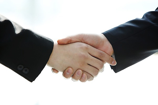 포토 JPG 라이프스타일 손 남자 맨라이프 포즈 비즈니스 모션 성공 회의 협력 악수 실내 협상 사람 동양인 정장 손짓 20대 성인 두명 라이프 신체부위 비즈니스라이프 마주보기 거래 모임 한국인 직장인 비즈니스맨 목표 계획 열정 청년만 성인만 국내포토 직업 옷 감정 컨셉 인종 청년 내부 생활 파일형식