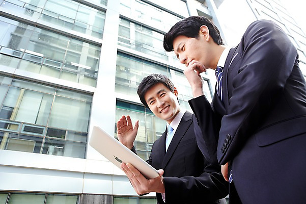 포토 JPG 라이프스타일 남자 로우앵글 맨라이프 포즈 상의 비즈니스 모션 협력 함께함 대화 서기 미소 웃음 들기 사람 동양인 정장 빌딩 상반신 20대 성인 야외 두명 건물 라이프 비즈니스라이프 한국인 업무 도움 직장인 비즈니스맨 작업실 발전 목표 토론 동료 열정 의견 남자만 성인남자만 청년만 청년남자만 성인만 국내포토 직업 건축물 옷 감정 뷰포인트 컨셉 관계 표정 말하기 인종 청년 생활 작업 파일형식