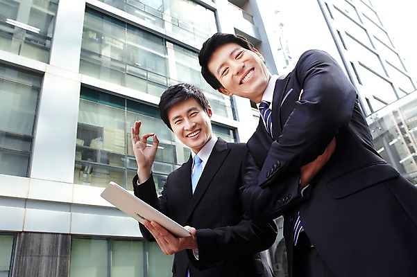 포토 JPG 라이프스타일 남자 로우앵글 맨라이프 포즈 비즈니스 모션 협력 함께함 서기 미소 웃음 들기 사람 동양인 정장 손짓 빌딩 상반신 20대 성인 야외 두명 건물 라이프 비즈니스라이프 컴퓨터 태블릿 팔짱 한국인 업무 도움 직장인 비즈니스맨 작업실 발전 목표 OK 동료 열정 남자만 성인남자만 청년만 청년남자만 성인만 국내포토 직업 건축물 옷 감정 뷰포인트 컨셉 관계 표정 인종 청년 생활 전자제품 스마트기기 작업 파일형식