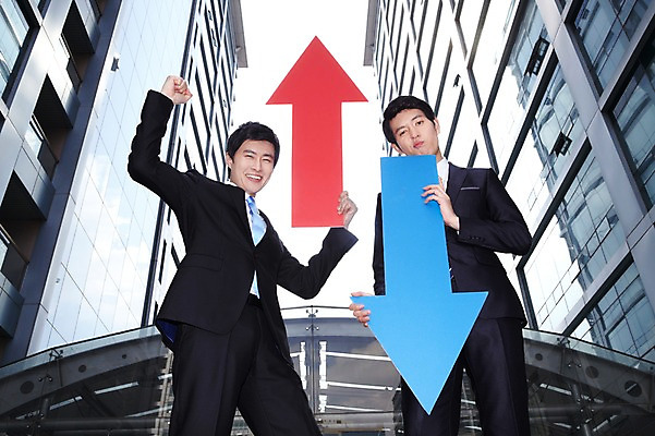 포토 JPG 라이프스타일 남자 화살표 로우앵글 맨라이프 포즈 비즈니스 모션 성공 서기 들기 사람 동양인 정장 손짓 빌딩 상반신 20대 성인 야외 두명 건물 라이프 비즈니스라이프 기쁨 한국인 슬픔 우승 직장인 비즈니스맨 신장 실패 좌절 하락 키_신체 상승 수익 적자 남자만 성인남자만 청년만 청년남자만 성인만 국내포토 직업 건축물 옷 감정 뷰포인트 컨셉 신체 인종 청년 생활 경제 최고 비뇨기관 파일형식