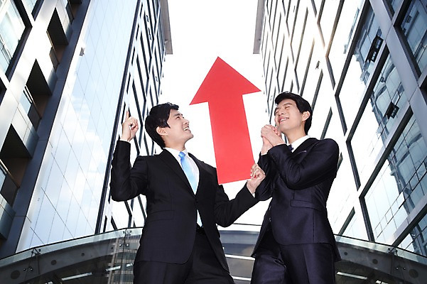 포토 JPG 라이프스타일 남자 로우앵글 맨라이프 포즈 비즈니스 모션 성공 서기 들기 사람 동양인 정장 손짓 상반신 20대 성인 야외 두명 건물 라이프 비즈니스라이프 기쁨 한국인 우승 직장인 비즈니스맨 상승 수익 남자만 성인남자만 청년만 청년남자만 성인만 국내포토 직업 건축물 옷 감정 뷰포인트 컨셉 인종 청년 생활 경제 최고 파일형식