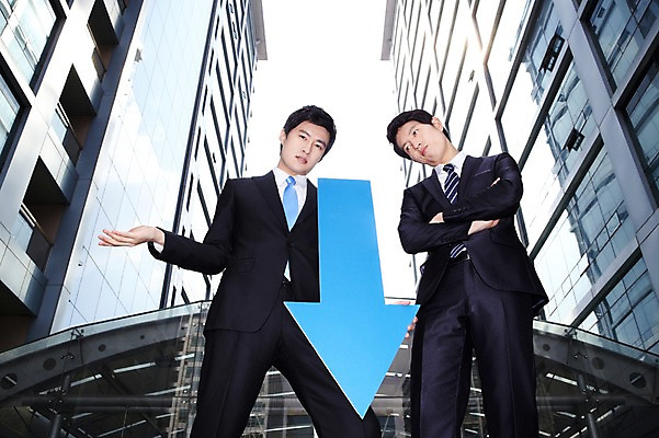 포토 JPG 라이프스타일 남자 화살표 로우앵글 맨라이프 포즈 비즈니스 모션 서기 들기 사람 동양인 정장 손짓 빌딩 상반신 20대 성인 야외 두명 건물 라이프 비즈니스라이프 한국인 슬픔 직장인 비즈니스맨 실패 좌절 하락 적자 남자만 성인남자만 청년만 청년남자만 성인만 국내포토 직업 건축물 옷 감정 뷰포인트 컨셉 인종 청년 생활 파일형식