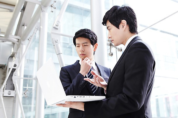 포토 JPG 라이프스타일 남자 맨라이프 포즈 상의 비즈니스 모션 협력 함께함 건물안 실내 대화 서기 들기 사람 동양인 정장 손짓 상반신 20대 성인 두명 라이프 비즈니스라이프 노트북 컴퓨터 한국인 가리킴 업무 도움 직장인 비즈니스맨 작업실 발전 목표 토론 동료 열정 의견 남자만 성인남자만 청년만 청년남자만 성인만 국내포토 직업 옷 감정 컨셉 관계 말하기 인종 청년 내부 생활 전자제품 작업 파일형식