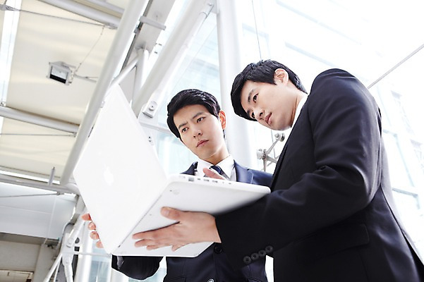 포토 JPG 라이프스타일 남자 로우앵글 맨라이프 포즈 상의 비즈니스 모션 협력 함께함 건물안 실내 대화 서기 들기 사람 동양인 정장 상반신 20대 성인 두명 라이프 비즈니스라이프 노트북 컴퓨터 한국인 업무 도움 직장인 비즈니스맨 작업실 발전 목표 토론 동료 열정 의견 남자만 성인남자만 청년만 청년남자만 성인만 국내포토 직업 옷 감정 뷰포인트 컨셉 관계 말하기 인종 청년 내부 생활 전자제품 작업 파일형식