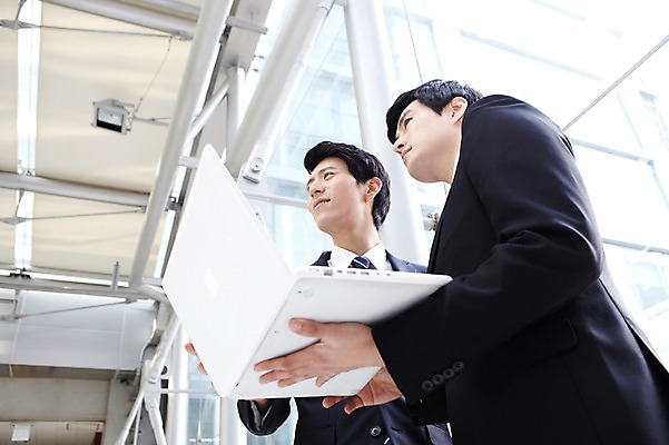 포토 JPG 라이프스타일 남자 로우앵글 맨라이프 포즈 상의 비즈니스 모션 협력 함께함 건물안 실내 대화 서기 들기 사람 동양인 정장 상반신 20대 성인 두명 라이프 비즈니스라이프 노트북 컴퓨터 한국인 업무 도움 직장인 비즈니스맨 작업실 발전 목표 토론 동료 열정 의견 남자만 성인남자만 청년만 청년남자만 성인만 국내포토 직업 옷 감정 뷰포인트 컨셉 관계 말하기 인종 청년 내부 생활 전자제품 작업 파일형식