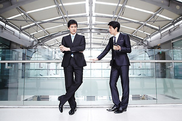 포토 JPG 전신 라이프스타일 남자 커피 음료 맨라이프 포즈 비즈니스 모션 티타임 휴식 함께함 건물안 실내 대화 서기 들기 사람 동양인 정장 손짓 20대 성인 두명 라이프 비즈니스라이프 팔짱 한국인 도움 직장인 비즈니스맨 발전 목표 열정 남자만 성인남자만 청년만 청년남자만 성인만 국내포토 직업 옷 감정 컨셉 말하기 인종 청년 내부 생활 파일형식