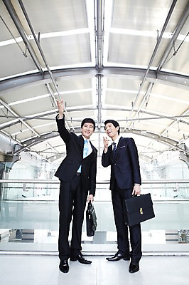 포토 JPG 전신 라이프스타일 남자 맨라이프 포즈 서류가방 가방 비즈니스 모션 성공 회의 건물안 실내 대화 서기 미소 웃음 들기 사람 동양인 정장 손짓 20대 성인 두명 라이프 비즈니스라이프 모임 한국인 가리킴 직장인 비즈니스맨 목표 계획 열정 남자만 성인남자만 청년만 청년남자만 성인만 국내포토 직업 잡화 옷 감정 컨셉 표정 말하기 인종 청년 내부 생활 파일형식