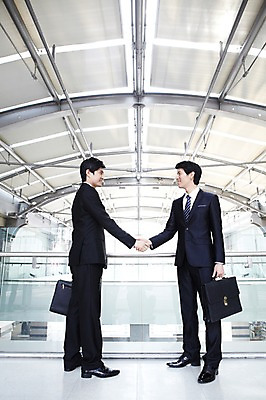포토 JPG 전신 라이프스타일 남자 맨라이프 포즈 서류가방 가방 비즈니스 모션 성공 회의 협력 악수 건물안 실내 협상 서기 미소 웃음 들기 사람 동양인 정장 손짓 20대 성인 두명 라이프 비즈니스라이프 마주보기 거래 모임 한국인 직장인 비즈니스맨 목표 계획 열정 남자만 성인남자만 청년만 청년남자만 성인만 국내포토 직업 잡화 옷 감정 컨셉 표정 인종 청년 내부 생활 파일형식