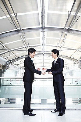 포토 JPG 전신 라이프스타일 남자 맨라이프 포즈 비즈니스 모션 명함 성공 회의 건물안 실내 서기 미소 웃음 들기 사람 동양인 정장 손짓 20대 성인 두명 라이프 비즈니스라이프 마주보기 모임 한국인 직장인 비즈니스맨 목표 계획 열정 남자만 성인남자만 청년만 청년남자만 성인만 국내포토 직업 옷 감정 컨셉 표정 인종 청년 내부 생활 파일형식