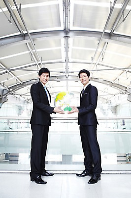 포토 JPG 전신 라이프스타일 남자 맨라이프 포즈 비즈니스 모션 성공 회의 건물안 실내 서기 미소 웃음 들기 사람 동양인 정장 20대 성인 두명 라이프 비즈니스라이프 글로벌 지구본 글로벌비즈니스 모임 한국인 직장인 비즈니스맨 목표 계획 열정 남자만 성인남자만 청년만 청년남자만 성인만 국내포토 직업 옷 감정 컨셉 표정 인종 청년 내부 생활 파일형식