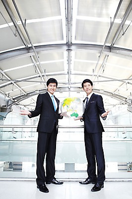 포토 JPG 전신 라이프스타일 남자 맨라이프 포즈 비즈니스 모션 성공 회의 건물안 실내 서기 미소 웃음 들기 사람 동양인 정장 손짓 20대 성인 두명 라이프 비즈니스라이프 글로벌 지구본 글로벌비즈니스 모임 한국인 직장인 비즈니스맨 목표 계획 열정 남자만 성인남자만 청년만 청년남자만 성인만 국내포토 직업 옷 감정 컨셉 표정 인종 청년 내부 생활 파일형식