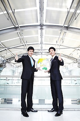 포토 JPG 전신 라이프스타일 남자 맨라이프 포즈 비즈니스 모션 성공 회의 건물안 실내 서기 웃음 들기 사람 동양인 정장 손짓 20대 성인 두명 라이프 비즈니스라이프 글로벌 지구본 글로벌비즈니스 모임 한국인 최고 직장인 비즈니스맨 목표 계획 상 열정 남자만 성인남자만 청년만 청년남자만 성인만 국내포토 직업 옷 감정 컨셉 표정 인종 청년 내부 생활 상패 파일형식