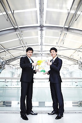 포토 JPG 전신 라이프스타일 남자 맨라이프 포즈 비즈니스 모션 성공 회의 건물안 실내 서기 미소 웃음 들기 사람 동양인 정장 손짓 20대 성인 두명 라이프 비즈니스라이프 글로벌 지구본 글로벌비즈니스 모임 한국인 가리킴 직장인 비즈니스맨 목표 계획 열정 남자만 성인남자만 청년만 청년남자만 성인만 국내포토 직업 옷 감정 컨셉 표정 인종 청년 내부 생활 파일형식